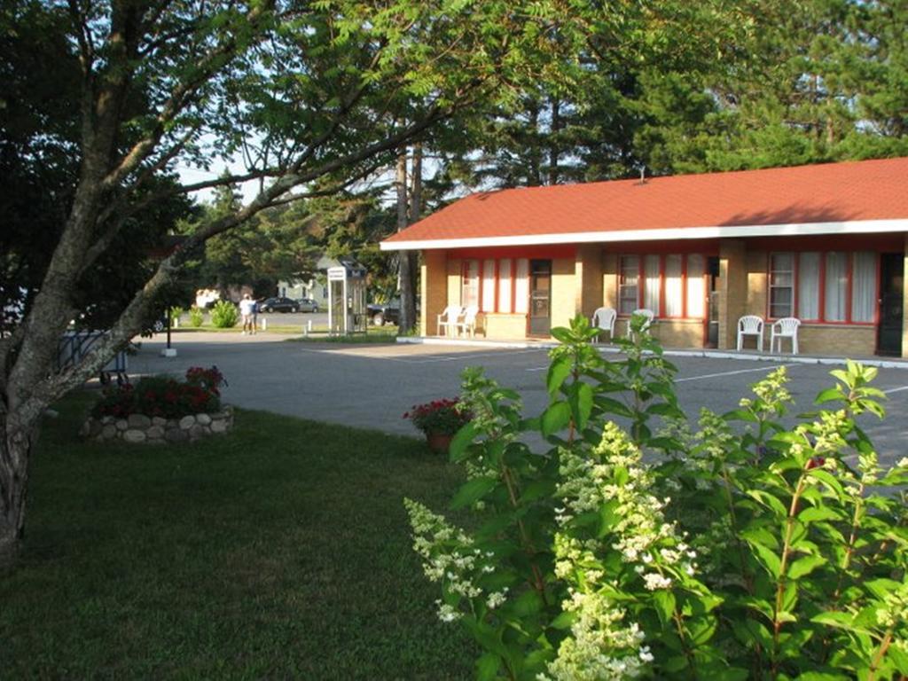 Red Top Motor Inn Iron Bridge Dış mekan fotoğraf